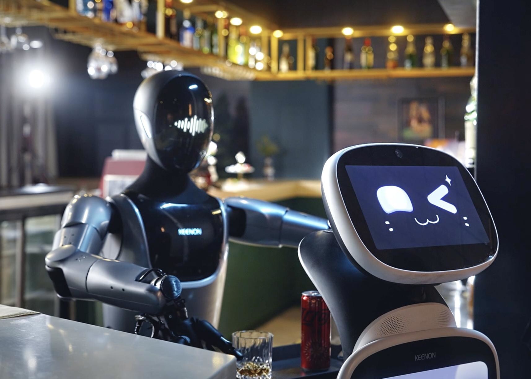 KEENON Robotics setzt mit der Enthüllung des humanoiden Roboters XMAN-R1 und den neuesten Erweiterungen der KLEENBOT-Serie einen neuen Meilenstein